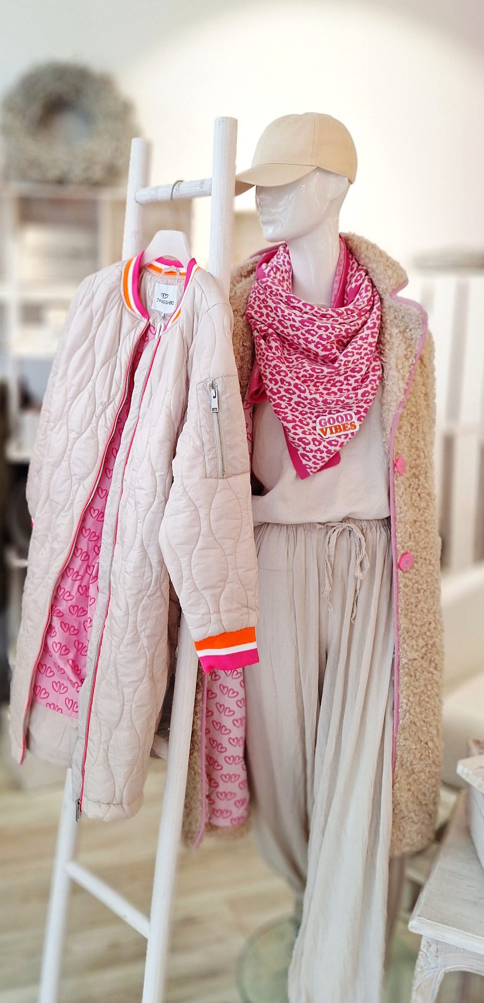 Damenmode Oldenburg | Herbst-Winter-Looks & Lieblingsstücke - Boutique all your things Innenstadtlage Damenmode in Oldenburg - Boutique mit besonderen Lieblingsteilen | Kuschelmantel, Hose, Tunika & Leo-Schal "Good Vibes"