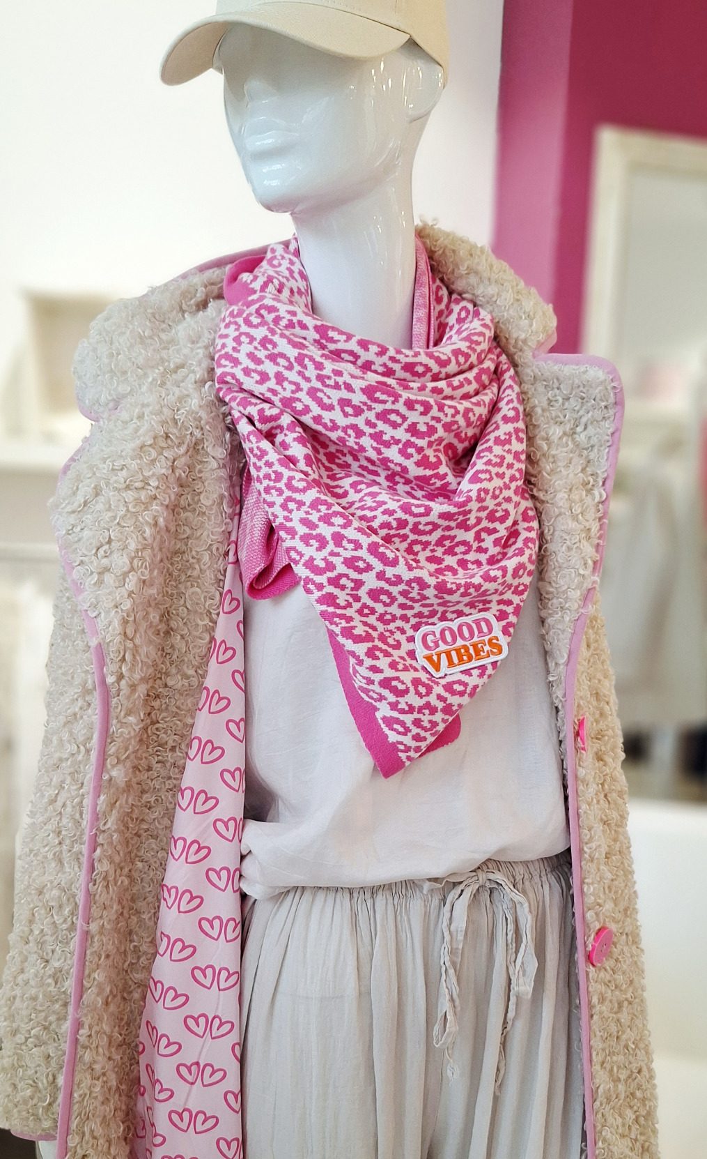 Boutique Oldenburg | all your things | Modegeschäft Damen Herbstmode in Oldenburg - lässiger Kuschelmantel von Zwillingsherz mit pinkem Herzchen-Innenfutter, kombiniert mit pinkem Leo-Schal