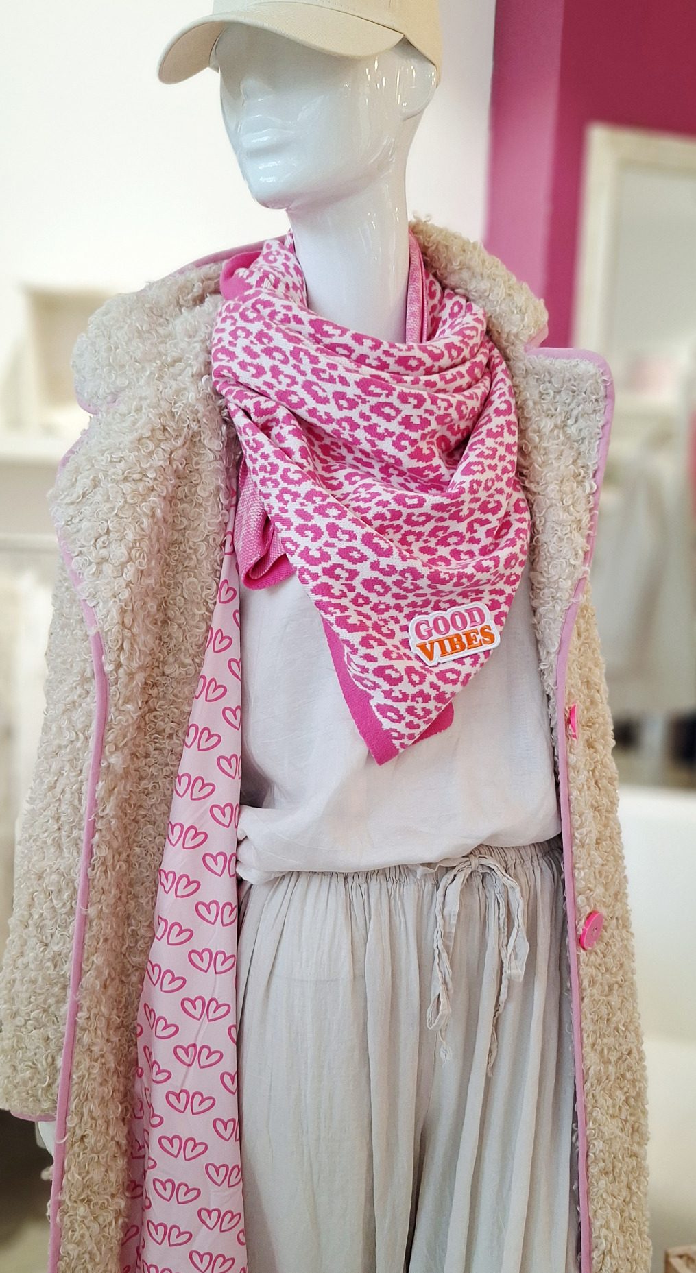 Boutique Mode in Oldenburg | all your things Damen Herbstmode in Oldenburg - lässiger Kuschelmantel von Zwillingsherz mit pinkem Herzchen-Innenfutter, kombiniert mit pinkem Leo-Schal